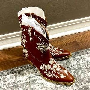 NWT Embroidered Cowboy Boots